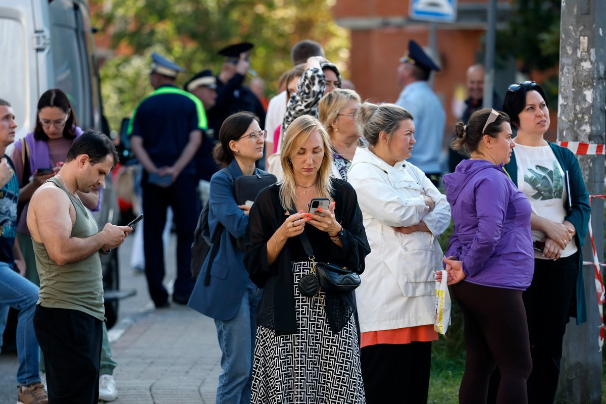 Местные жители у повреждённого после атаки дрона жилого дома в Раменском, Московская область, 10 сентября 2024 года. Фото: Юрий Кочетков / EPA
