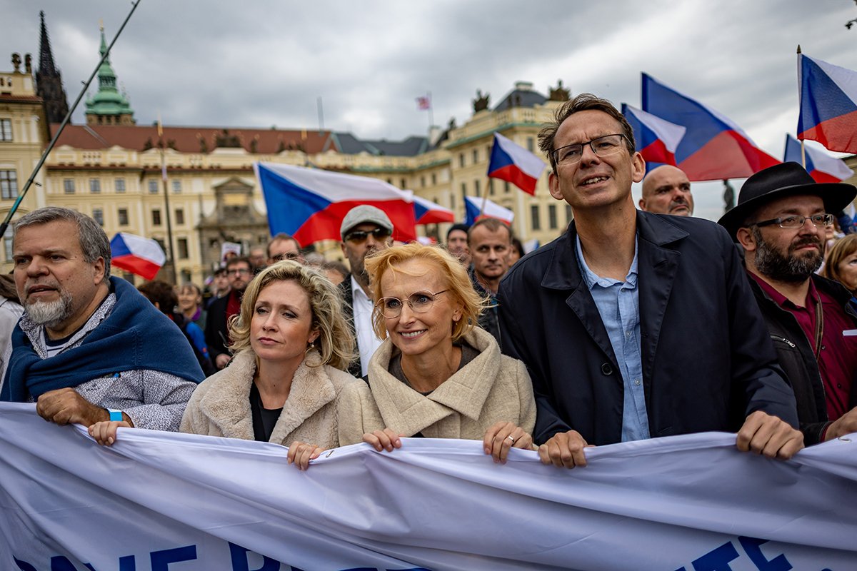 Катерина Конечна (посередине), член Европейского парламента и Stacilo!, несет транспарант как сторонница партии SPD и Stacilo! протестуют против чешского правительства и президента перед Пражским градом в Праге, Чешская Республика, 27 сентября 2025 года. Фото: Martin Divisek / EPA