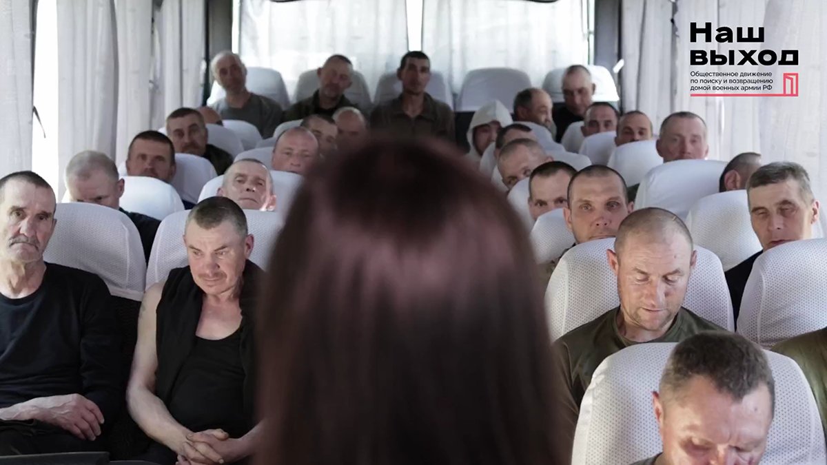 Ирина Крынина разговаривает с военнопленными перед отправкой их в Россию. Фото: скриншот из видео / «Наш выход»