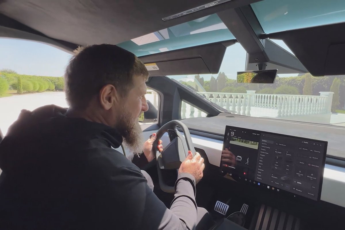 Рамзан Кадыров за рулём Tesla Cybertruck, август 2024 года. Фото из  телеграм-канала Кадырова