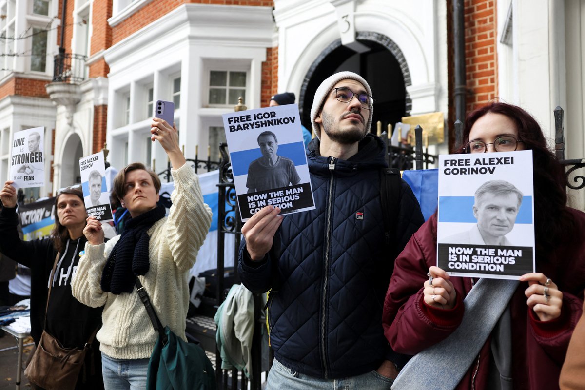 Демонстранты с листовками у посольства России в Лондоне, 17 ноября 2024 года. Фото: Hollie Adams / Reuters / Scanpix / LETA