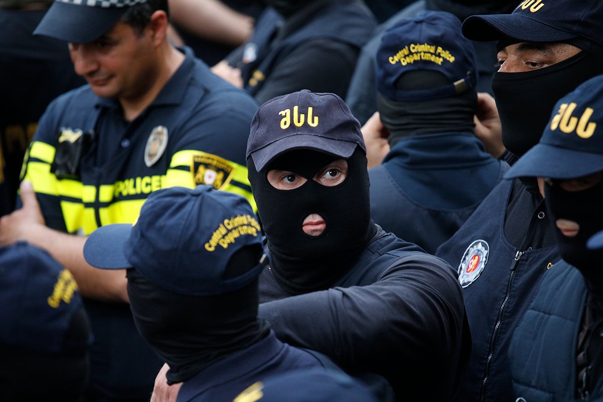 Полицейские перекрывают улицу во время акции против законопроекта об «иноагентах» в центре Тбилиси, 28 мая 2024 года. Фото: David Mdzinarishvili / EPA