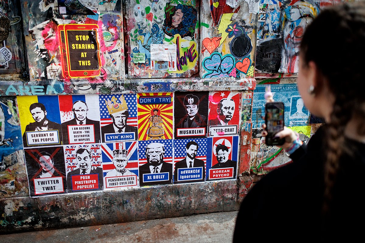 Плакаты с изображением политических лидеров в Восточном Лондоне, Великобритания, 19 марта 2025 года. Фото: Tolga Akmen / EPA-EFE