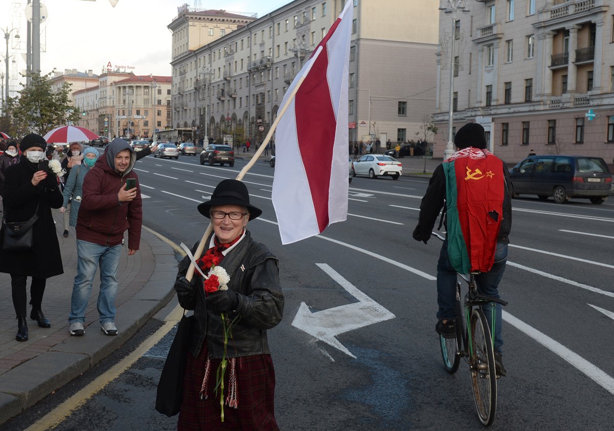 Нина Багинская во время шествия пенсионеров, протестующих против результатов президентских выборов, Минск, 19 октября 2020 года. Фото: EPA