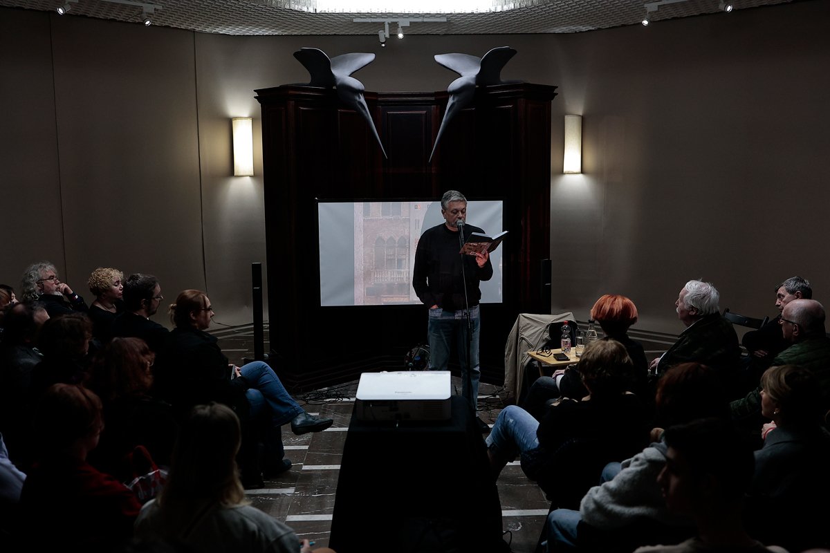 Выступление Михаила Шишкина на ярмарке. Фото Василия Крестьянинова