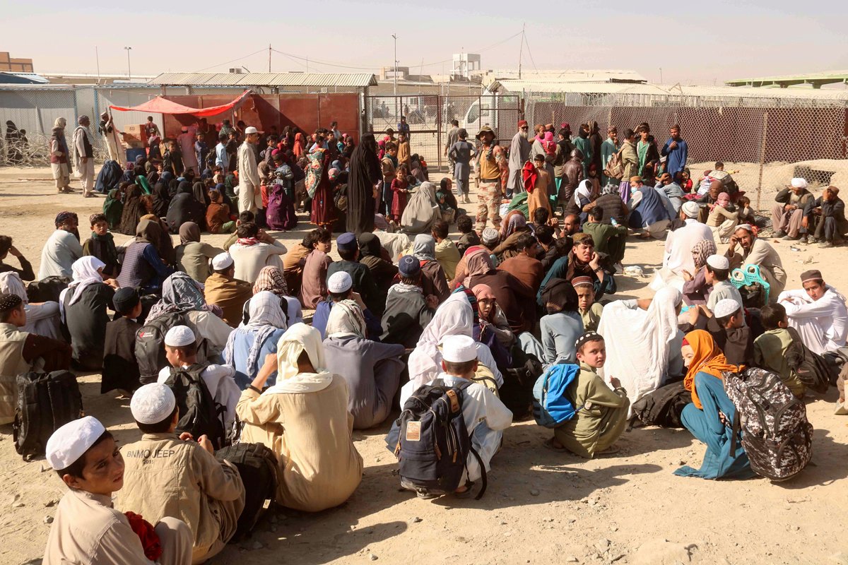 Афганские мигранты и беженцы на пограничном пункте Чаман, Пакистан, 30 октября 2023 года. Фото: Akhter Gulfam / EPA