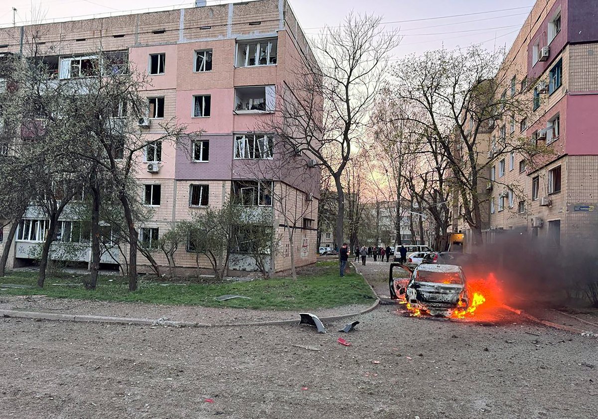 Место ракетного удара в Кривом Роге, Украина, 4 апреля 2025 года. Фото: Государственная служба по чрезвычайным ситуациям Украины / EPA-EFE