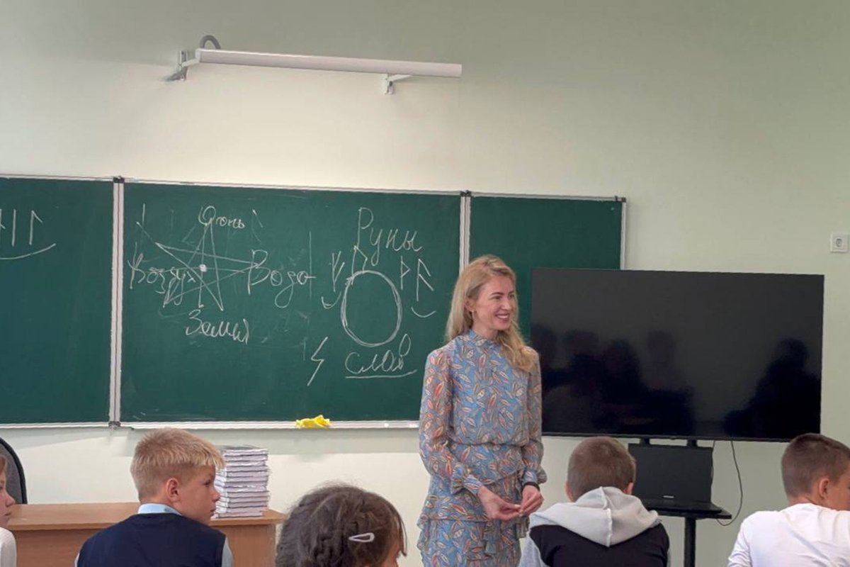 Наталья Поклонская на открытом уроке в одной из школ Херсонской области, 11 сентября 2024 года. Фото из  телеграм-канала Поклонской .