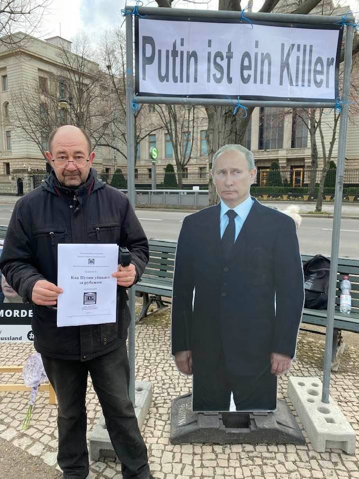 Дмитрий Баграш на акции памяти Бориса Немцова у российского посольства, Берлин, 27 февраля 2021 года. Фото: Дмитрий Баграш / Facebook