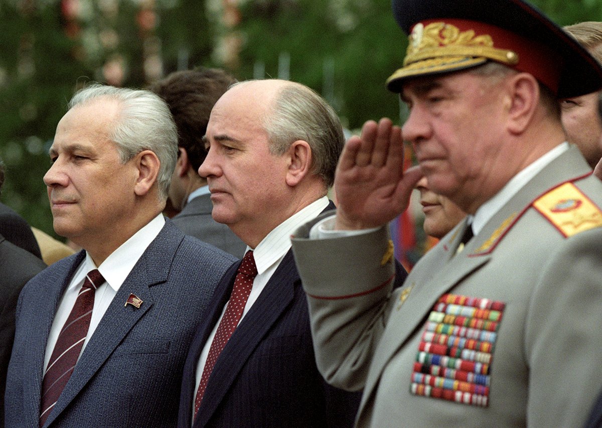 Президент СССР Михаил Горбачев, спикер парламента Анатолий Лукьянов (слева) и министр обороны маршал Дмитрий Язов (справа) возлагают венки к могиле Неизвестного солдата у Кремлевской стены в День Победы в Москве, Россия, СССР, 9 мая 1991 года. Фото: Alain-Pierre Hovasse / EPA