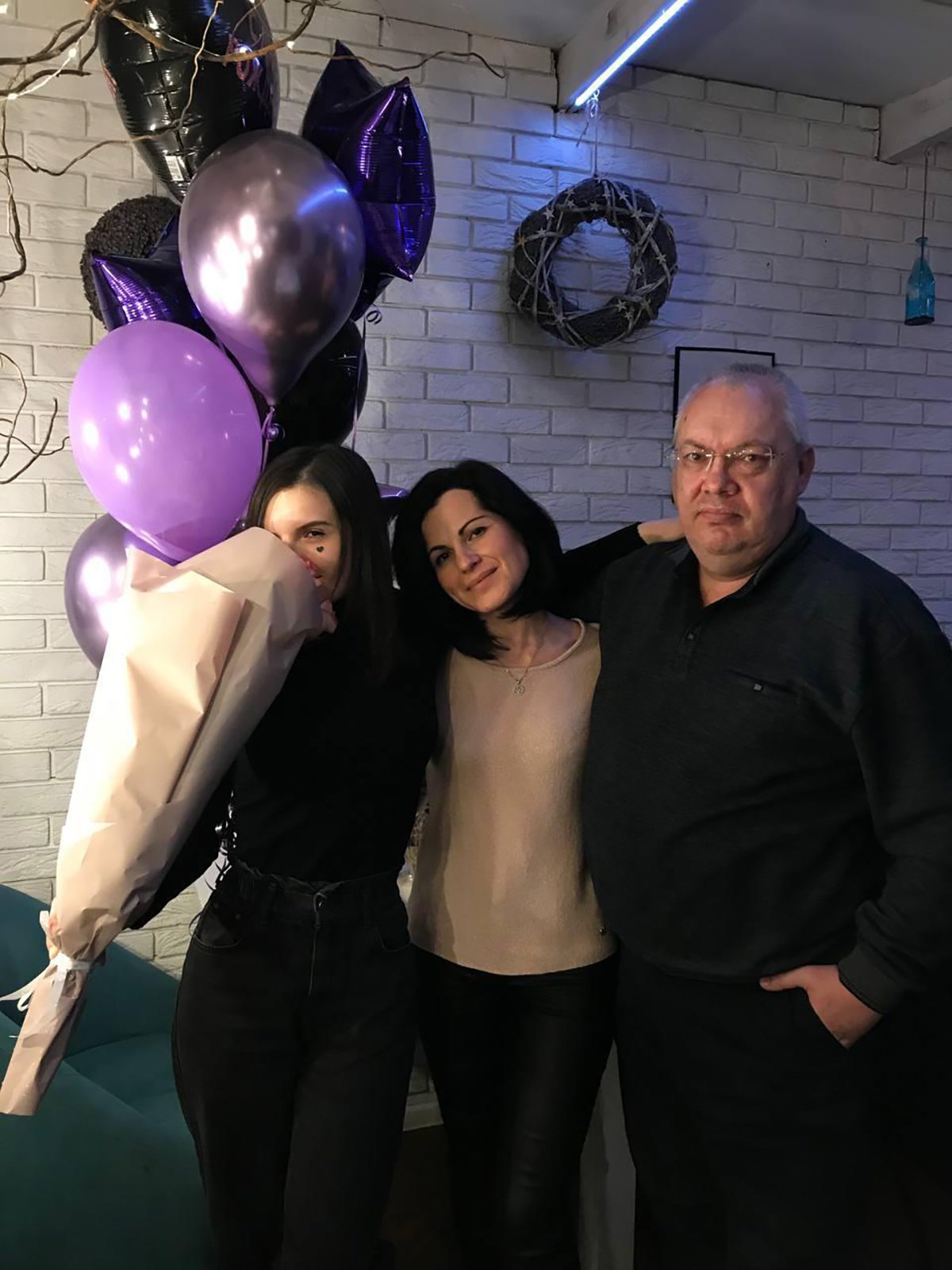 Вероника с родителями. Фото: личный архив Вероники