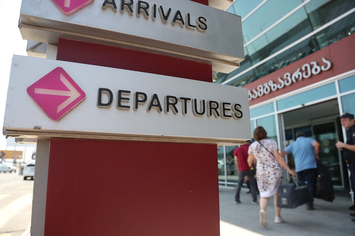 В международном аэропорту имени Шота Руставели в Тбилиси, 25 июня 2019 года. Фото: Zurab Kurtsikidze / EPA