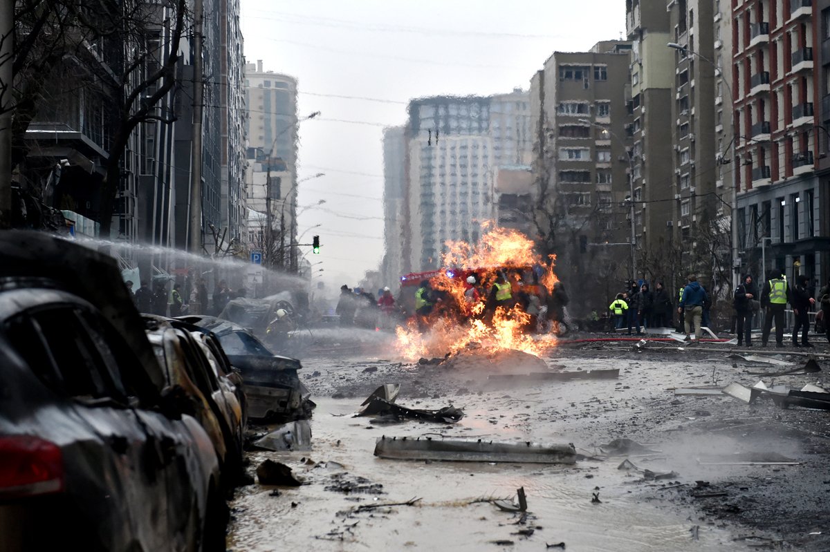 Пожарные тушат огонь на улице Киева после российских ударов ракетами «Кинжал» и «Искандер», 20 декабря 2024 года. Фото: Serhii Chuzavkov / Ukrinform / Sipa USA / Vida Press