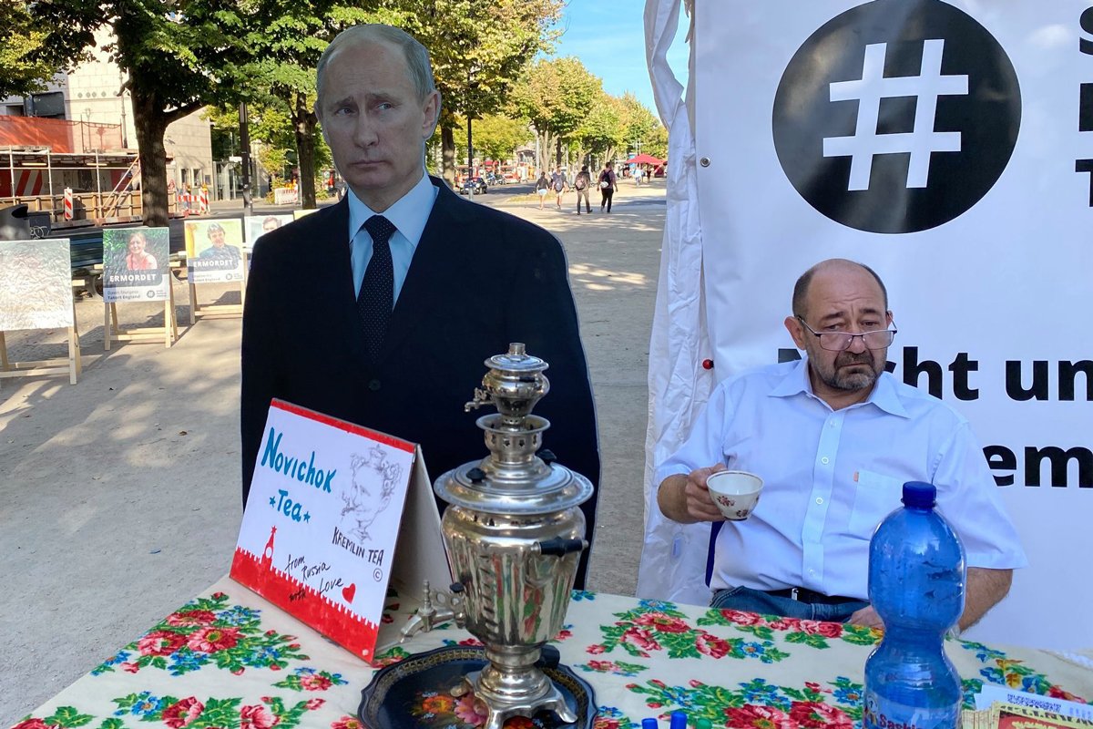 Дмитрий Баграш и картонная фигура Путина, 2020 год. Фото: Дмитрий Баграш / Facebook