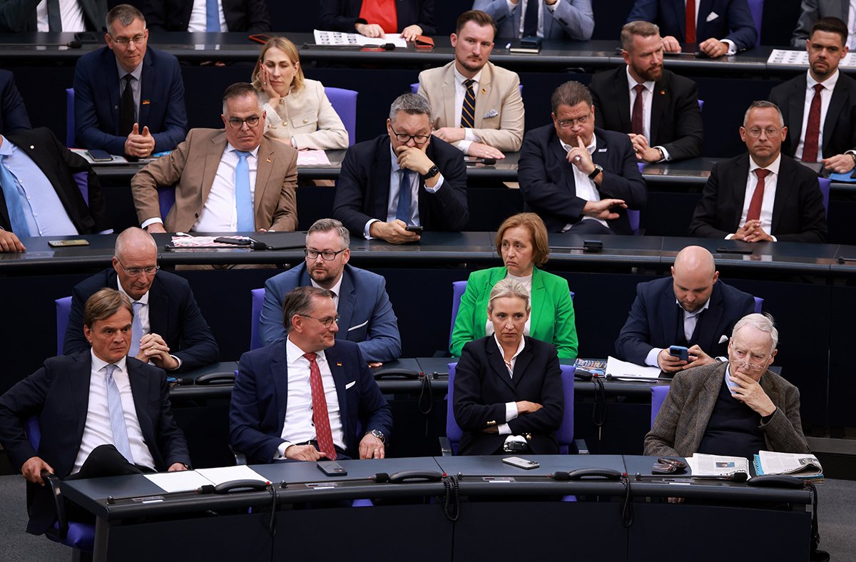 Сопредседатель партии и фракции AfD Элис Вайдель со своей парламентской группой после второго тура голосования в Бундестаге в Берлине, Германия, 6 мая 2025 года. Фото: Clemens Bilan / EPA-EFE