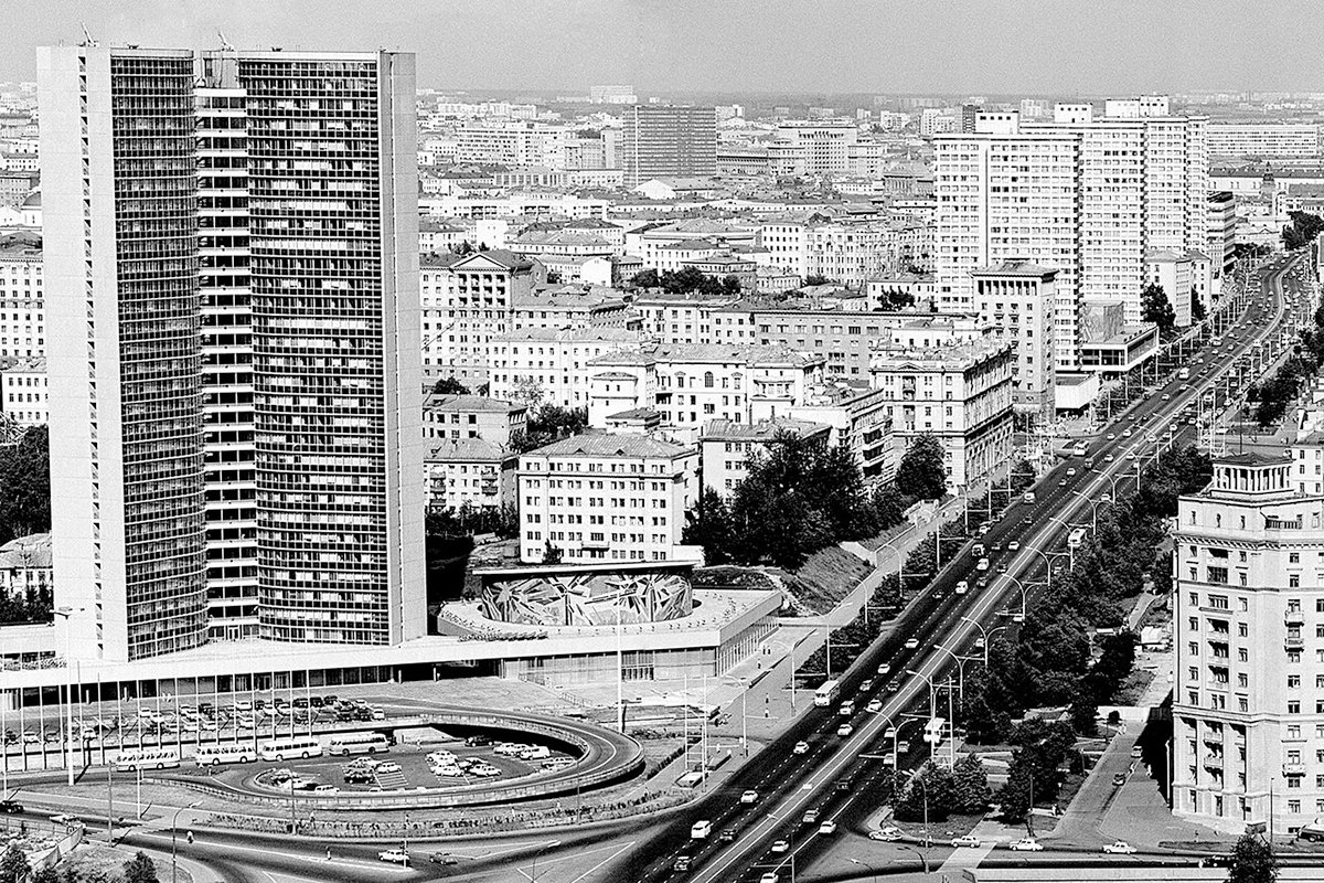 Вид на здание секретариата Совета экономической взаимопомощи и проспект Калинина. Фото: В. Егоров / Главархив Москвы /  mos.ru  / Wikimedia