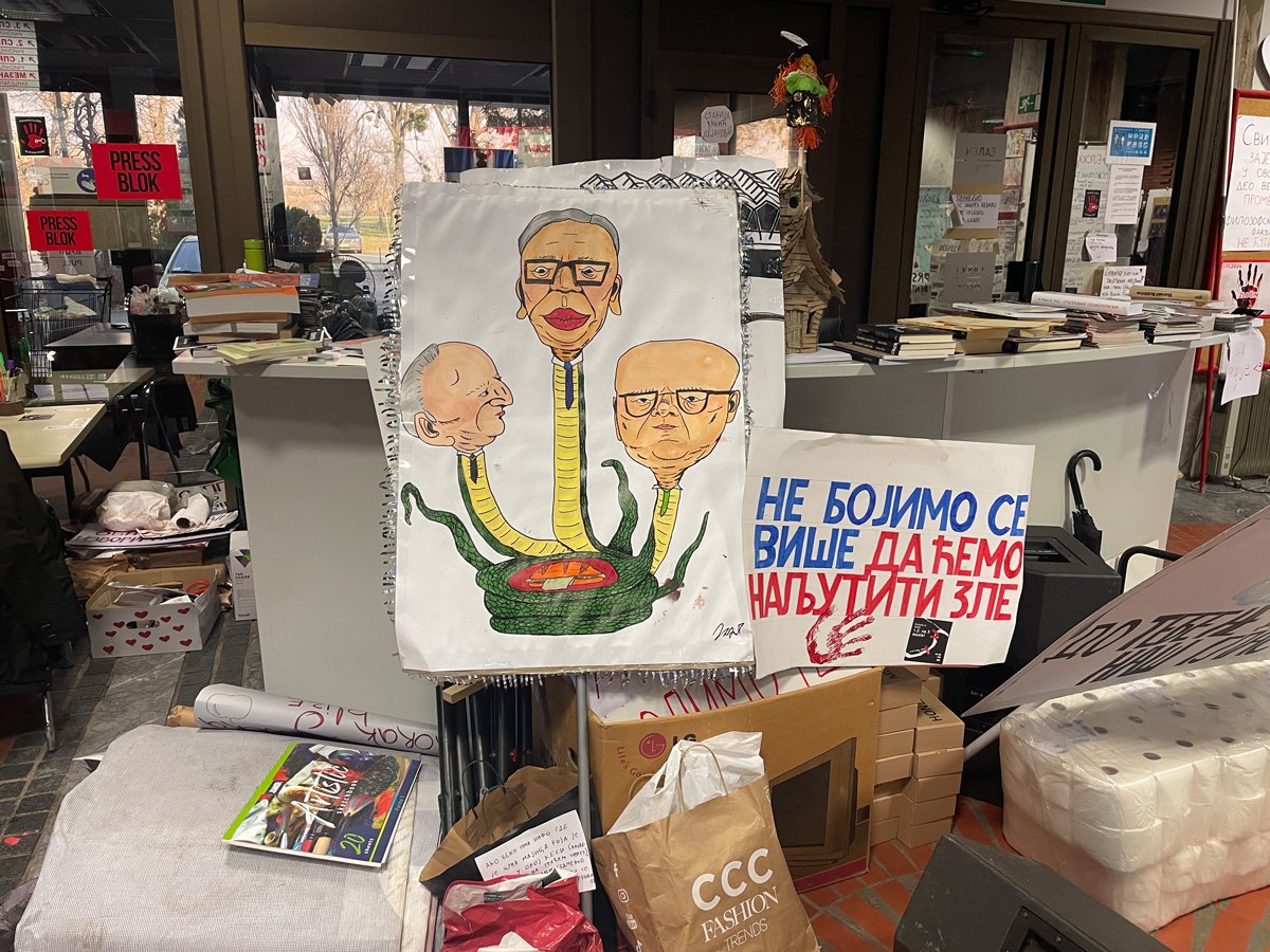 Плакат на входе в здание философского университета Нови Сада. Фото: Илья Азар / «Новая газета Европа»