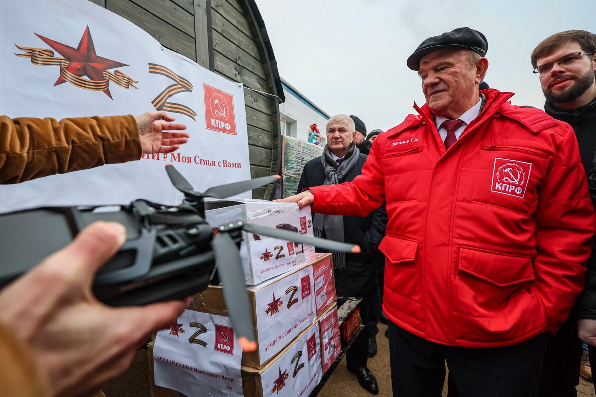 Геннадий Зюганов на церемонии отправки новогоднего «гуманитарного конвоя» для военных и жителей оккупированных территорий, совхоз имени Ленина, Московская область, 23 декабря 2024 года. Фото: Юрий Кочетков / EPA