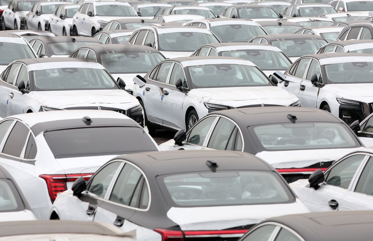 Новые автомобили на площадке дилера китайских марок в Подмосковье, 11 февраля 2025 года. Фото: Максим Шипенков / EPA
