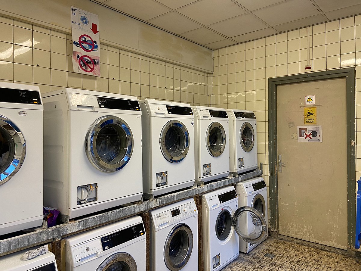 Стиральные машины в AZC Вагенинген редко работают исправно. Фото автора