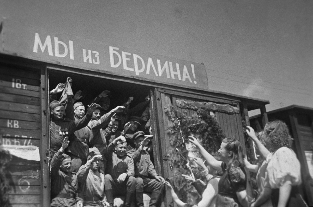 Встреча демобилизованных на вокзале Минска, июль 1945 года. Фото: Владимир Лупейко / ТАСС / Wikimedia