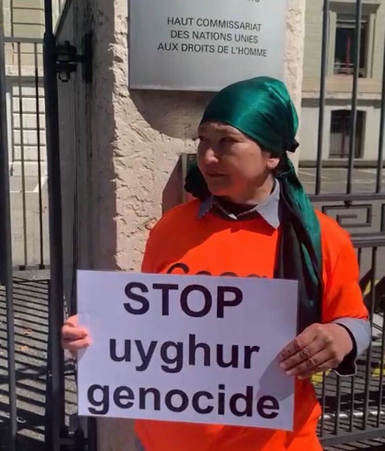 Гульбахар Джалилова в пикете перед офисом Верховного комиссара ООН по правам человека. Фото из личного архива героини