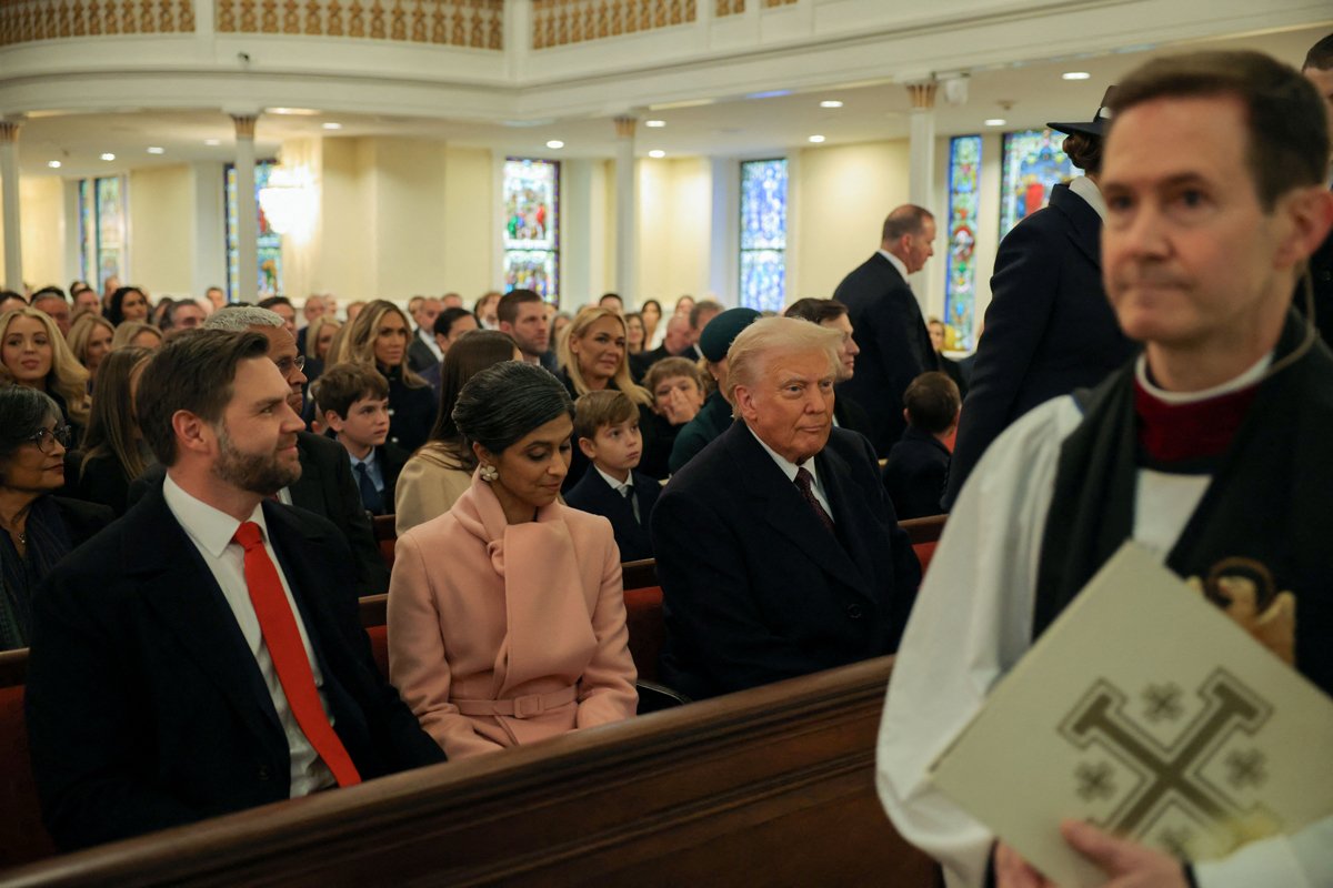 Дональд Трамп, Джей Ди Вэнс и его жена Уша Вэнс на службе в церкви Святого Иоанна, Вашингтон, США, 20 января 2025 года. Фото: Carlos Barria / Reuters / Scanpix / LETA