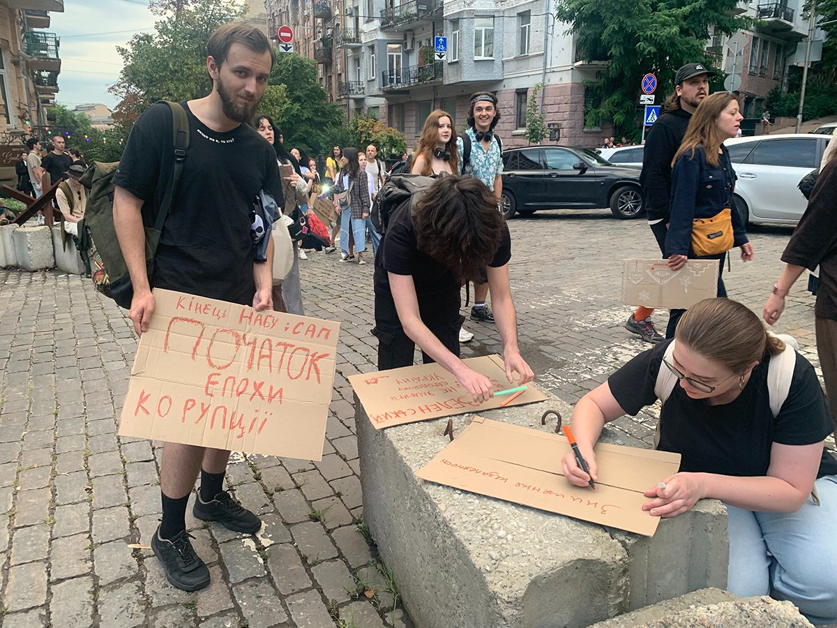 Катерина, Владислав и Дмитро были детьми во время Майдана-2014 года, а сейчас пришли на акцию, «чтобы не жить как при Януковиче». Фото: Ольга Мусафирова