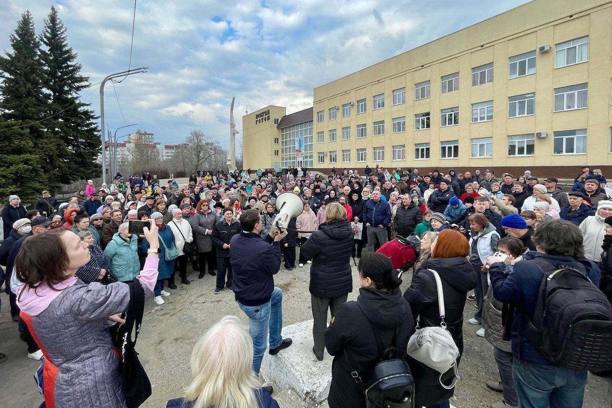 Саратовцы в парке «Территория детства» во время встречи с депутатом Госдумы от КПРФ Ольгой Алимовой, 22 марта 2025 года. Фото: VK