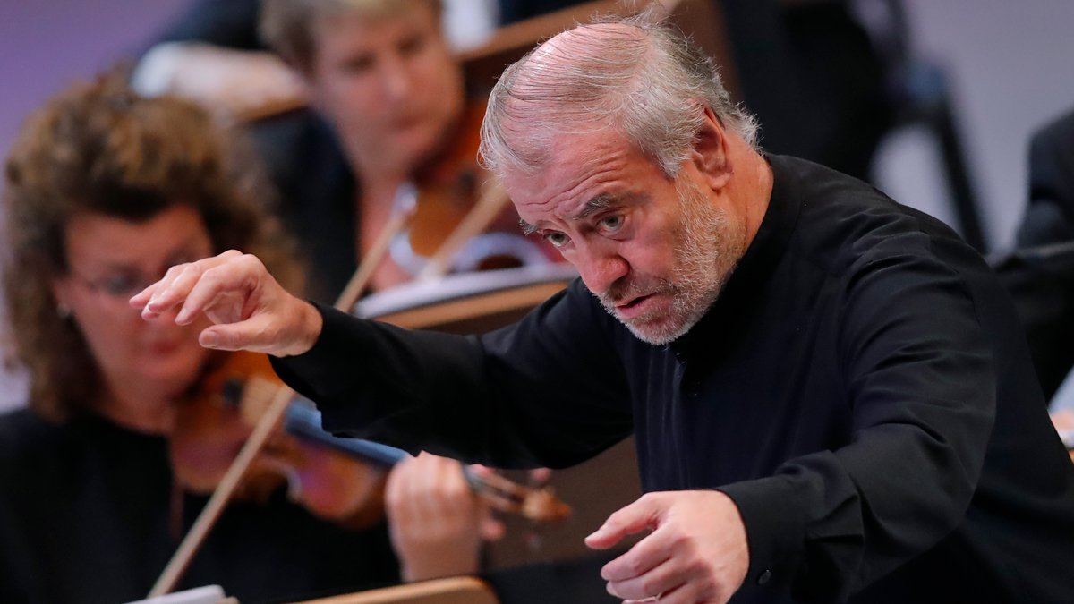 Валерий Гергиев выступает с Мюнхенским филармоническим оркестром, Бухарест, Румыния, 6 сентября 2021 года. Фото: Robert Ghement / EPA