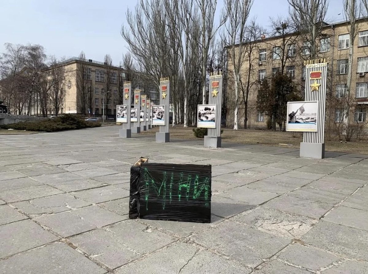 Надпись «Мины» на листе фанеры рядом с метро «Шулявская» в начале марта 2022 года. Фото: Ольга Мусафирова