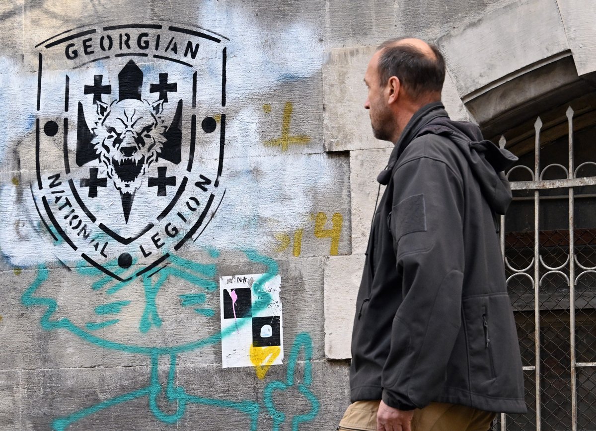 Символика Грузинского батальона на улице дома в Тбилиси, 3 декабря 2024 года. Фото: Анатолий Жданов / Коммерсантъ / Sipa USA / Vida Press