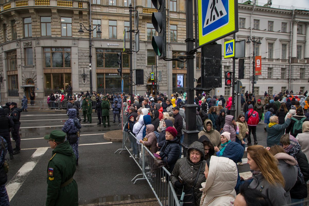 Ограничения на Адмиралтейском проспекте Санкт-Петербурга во время репетиции парада, 7 мая 2025 года. Фото: Дмитрий Цыганов
