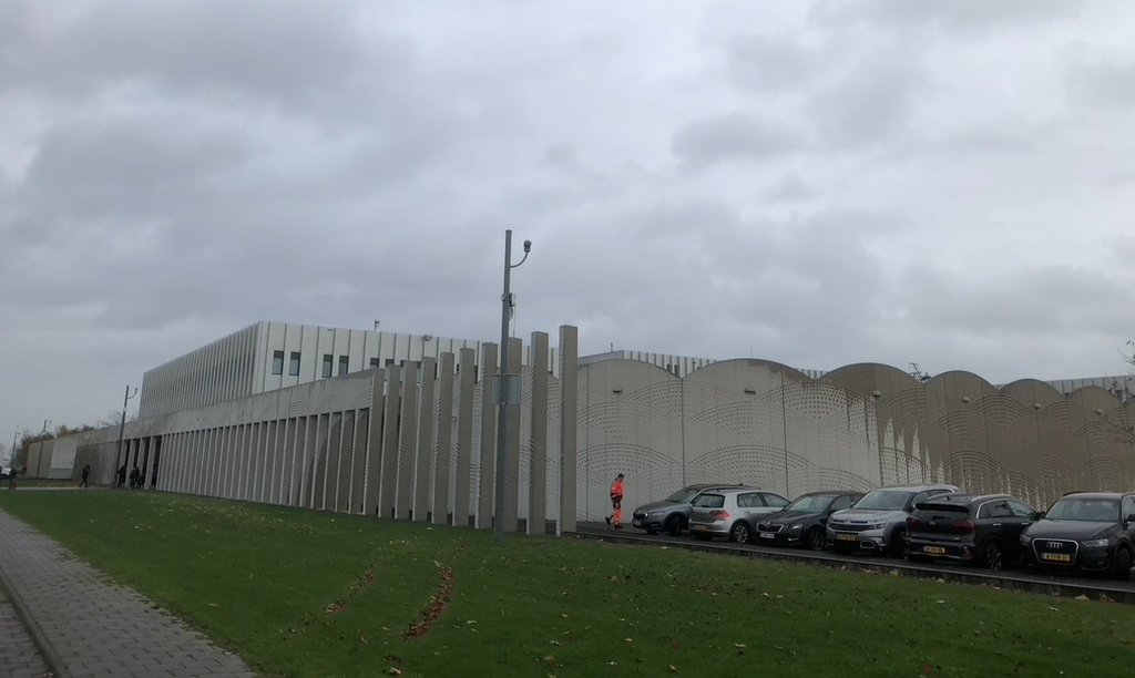 Здание судебного комплекса, вмурованного в тюремную стену. Фото: Екатерина Гликман