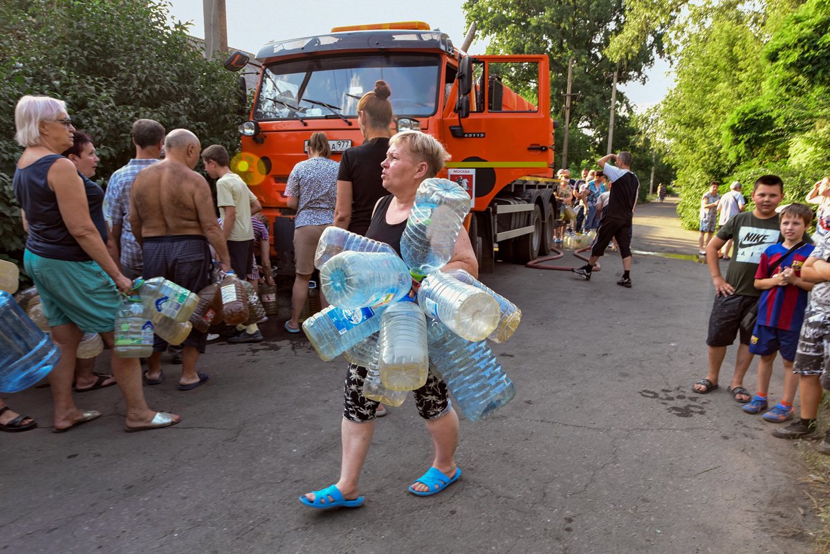 Очередь из местных жителей, стоящих за привозной водой, Донецк, 29 июля 2025 года. Фото: Таисия Воронцова / Коммерсантъ / Sipa USA / Vida Press