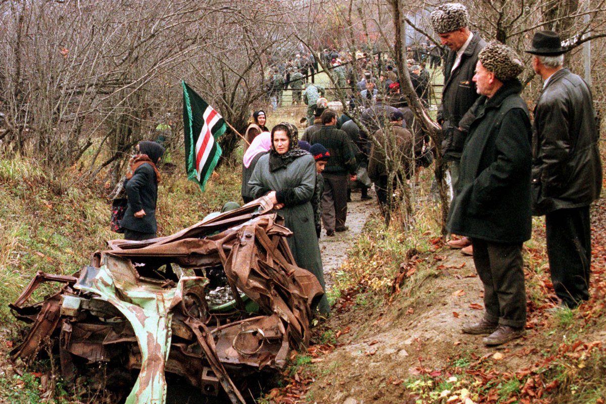 Жители Чечни смотрят на обломки автомобиля, в котором был убит Джохар Дудаев, 10 ноября 1998 года. Фото: Reuters / Scanpix / LETA