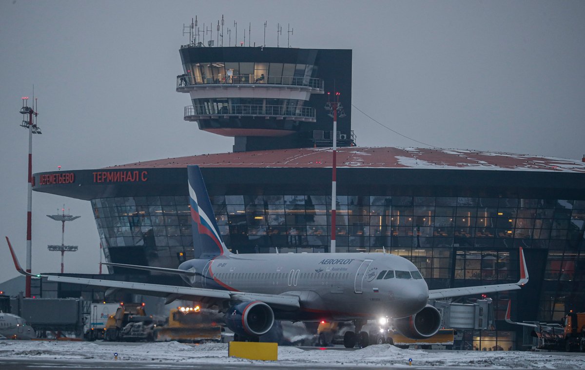 Самолет «Аэрофлота» едет за башней управления движением терминала C в аэропорту Шереметьево, 24 декабря 2020 года. Фото: Сергей Ильницкий / EPA