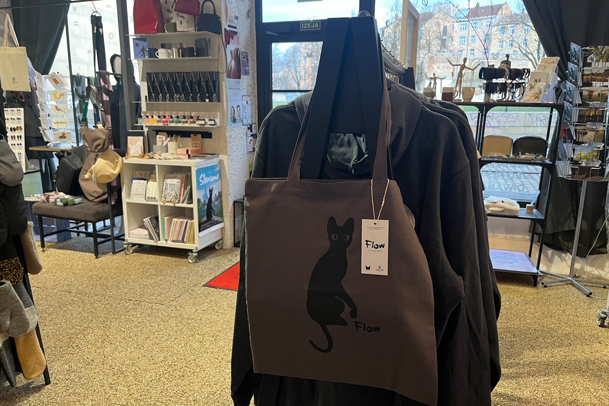 Мерч в магазине  M50.lv  на улице Миера. Фото: «Новая-Европа»