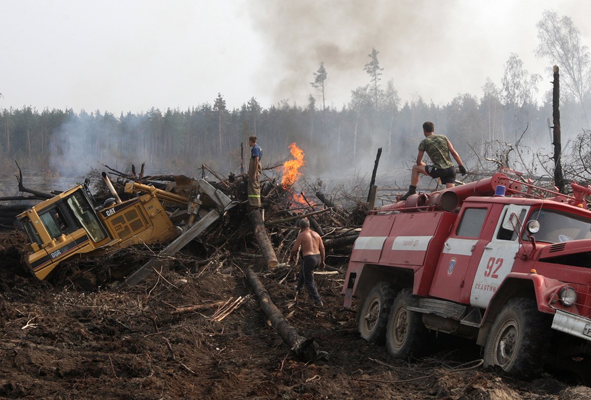 Российские пожарные прорубают лесополосу между лесом и деревней Купавна, чтобы не допустить распространения пожара на деревню в Московской области, примерно в 30 км от Москвы, Россия, 3 августа 2010 года. Фото: Максим Шипенков / EPA
