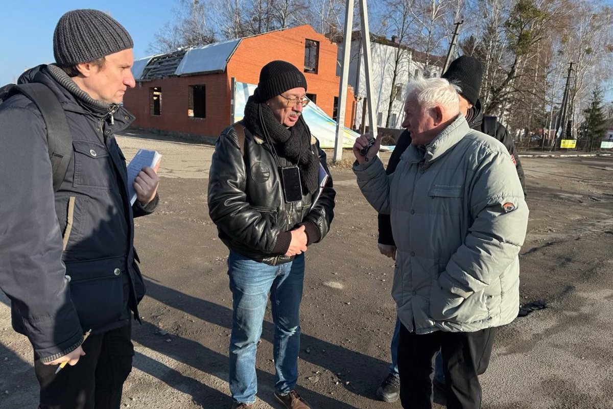 лег Орлов общается с жителем поселка Макаров Бучанского района, Киевская область. Фото из личного архива Орлова