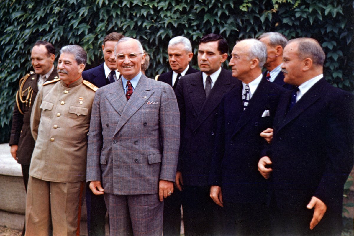 Встреча Гарри Трумэна и Иосифа Сталина в Потсдаме. Слева направо, первый ряд: Иосиф Сталин, Гарри Трумэн, советский посол Андрей Громыко, государственный секретарь Джеймс Бирнс и министр иностранных дел СССР Вячеслав Молотов. Второй ряд: Генерал Гарри Воган, переводчик Чарльз Болен, переводчик В. Павлов, капитан Джеймс Вардаман и Чарльз Росс. Фото: U.S. NARA